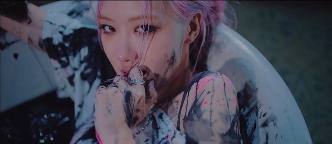 Gia thế siêu khủng của trai đẹp Lisa dựa vào trong MV “Lovesick Girls” gây choáng netizen - ảnh 1
