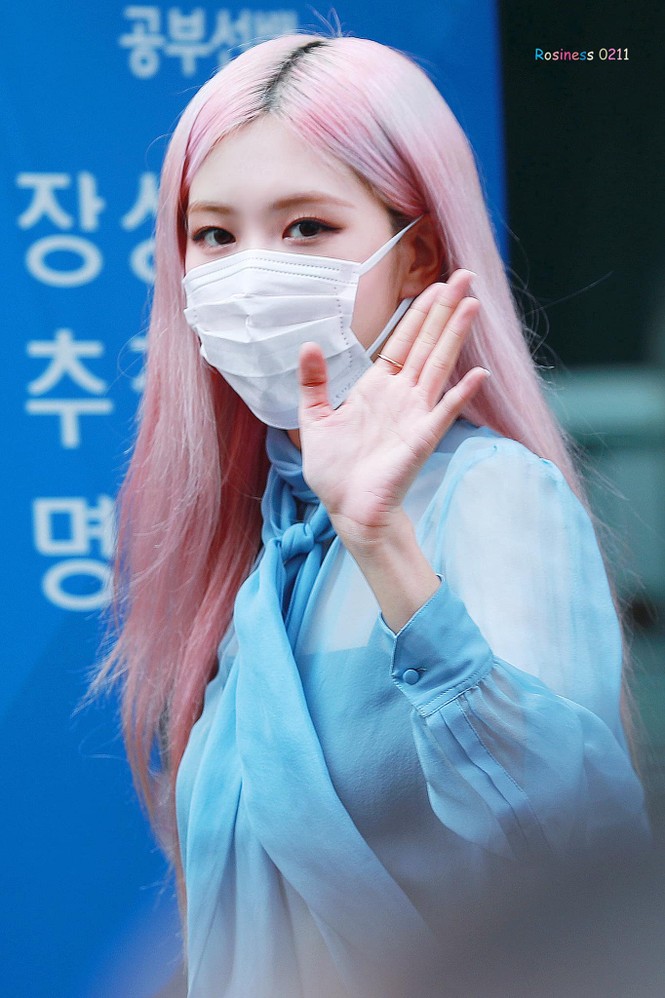 Chơi lớn với áo xuyên thấu, Rosé được khen ngợi vì chọn đồ phụ trợ quá tinh tế - ảnh 1