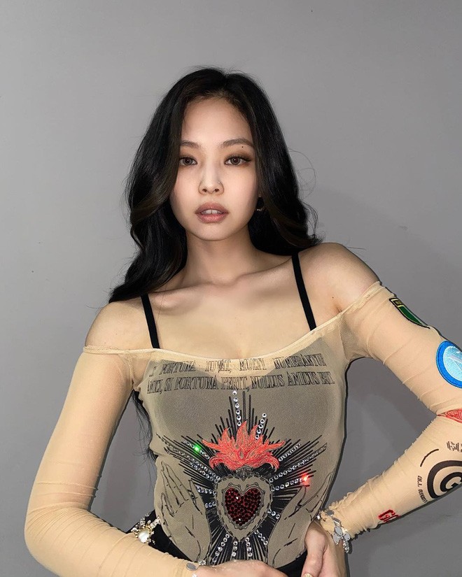 Chơi lớn với áo xuyên thấu, Rosé được khen ngợi vì chọn đồ phụ trợ quá tinh tế - ảnh 7
