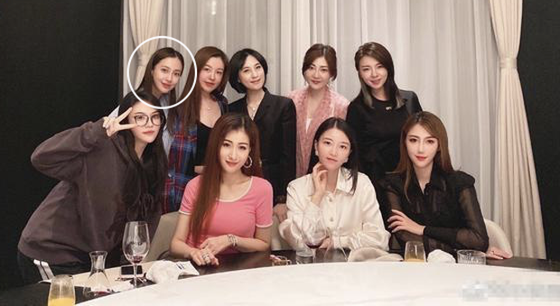 Netizen té ngửa trước lý do Angela Baby phải đứng nép mình trong tấm ảnh cùng hội bạn thân - ảnh 1