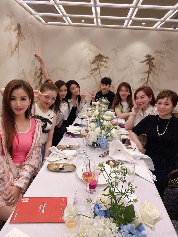 Netizen té ngửa trước lý do Angela Baby phải đứng nép mình trong tấm ảnh cùng hội bạn thân - ảnh 2