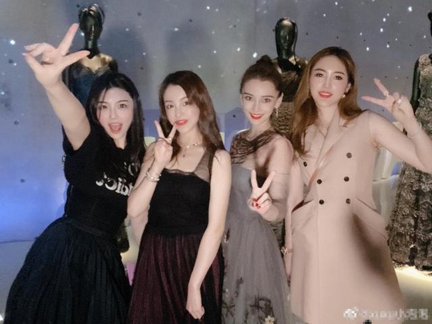 Netizen té ngửa trước lý do Angela Baby phải đứng nép mình trong tấm ảnh cùng hội bạn thân - ảnh 3