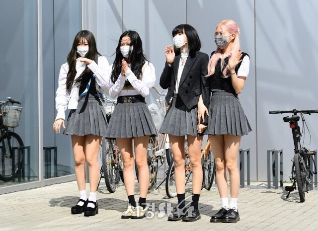 Nhóm nữ nào cũng mặc đồng phục lên “Knowing Bros” nhưng BLACKPINK đẳng cấp nhất - ảnh 1