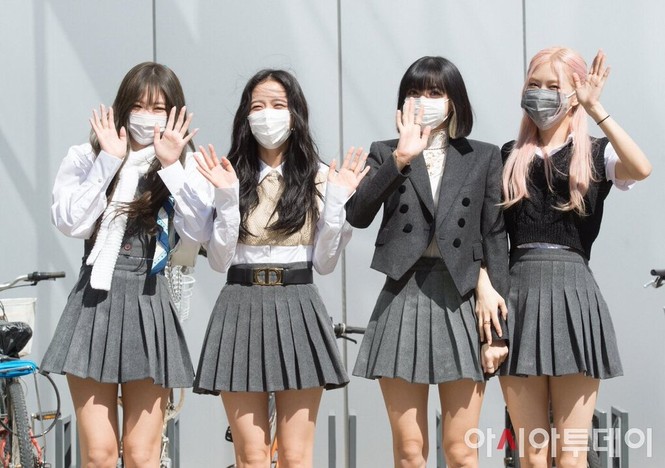 Nhóm nữ nào cũng mặc đồng phục lên “Knowing Bros” nhưng BLACKPINK đẳng cấp nhất - ảnh 2