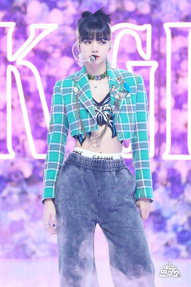 Điểm cộng cho stylist BLACKPINK vì không còn biến Jennie thành “nàng tiên cá mắc cạn” - ảnh 4