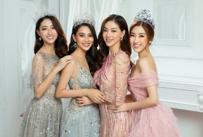 Ban tổ chức Hoa hậu Việt Nam 2020 cùng các Hoa hậu tới vùng lũ hỗ trợ miền Trung - ảnh 2