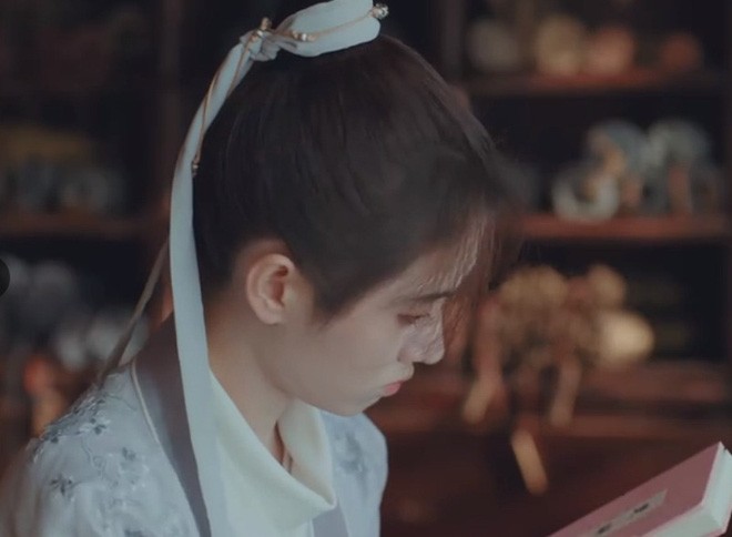 Tóc mái bất biến của Lisa chưa là gì so với tóc mai không bao giờ bay của Cúc Tịnh Y - ảnh 4