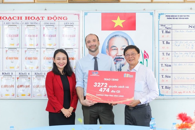 Món quà 20/11 đầy ý nghĩa của thầy trò tỉnh Vĩnh Long: Được tặng hơn 3000 cuốn sách - ảnh 1
