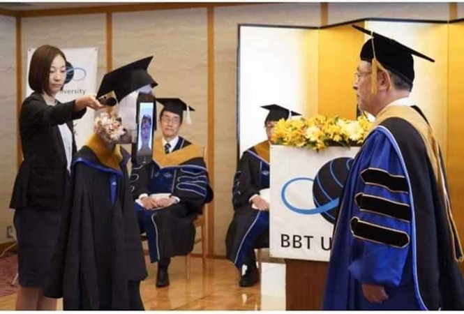 Mắt chữ O mồm chữ A với độ