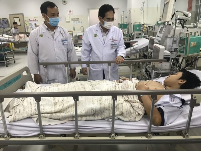 Toàn cảnh vụ cây phượng bật gốc đè vào người học sinh gây thương vong tại trường Bạch Đằng - ảnh 6