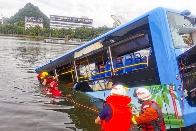 Hé lộ nguyên nhân vụ tài xế cố ý lao xe bus xuống hồ khiến 21 người thiệt mạng - ảnh 1