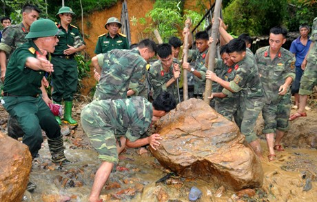Mưa lũ làm 32 người chết và mất tích, nhiều tuyến đường bị tê liệt - ảnh 1
