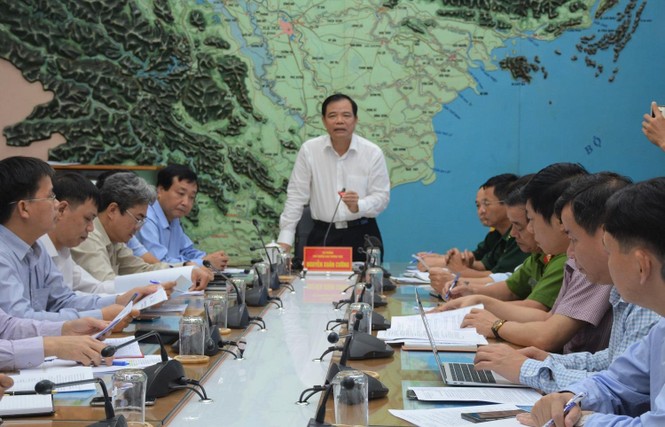 Áp thấp nhiệt đới kỳ dị 'đánh võng' vào đất liền, 10 địa phương cấm biển - ảnh 1