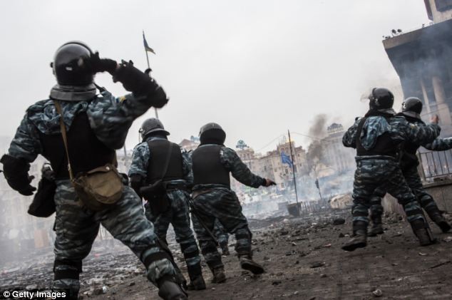 Cảnh sát Ukraine quỳ gối xin tha thứ - ảnh 6