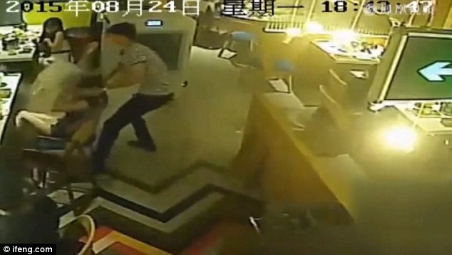 Cãi nhau với bồi bàn, cô gái bị dội nước sôi lên đầu - ảnh 3