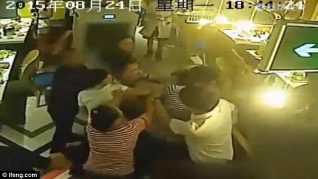 Cãi nhau với bồi bàn, cô gái bị dội nước sôi lên đầu - ảnh 4