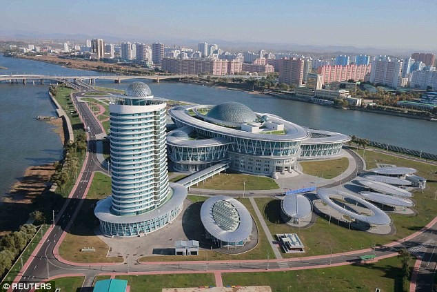 Lãnh đạo Triều Tiên Kim Jong-un thị sát tòa nhà “nguyên tử” mới - ảnh 6