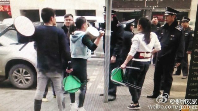 Chủ quán mì cưỡng hôn cảnh sát vì bị tịch thu đồ nghề - ảnh 1