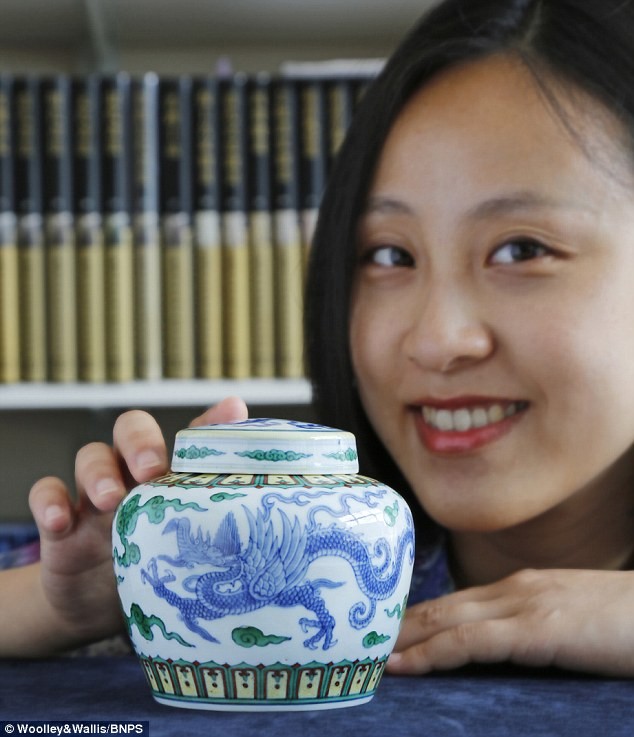 Ngỡ ngàng phát hiện bình sứ vứt chỏng chơ trong nhà là báu vật - ảnh 1