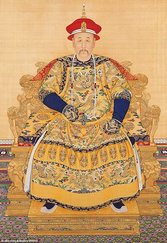 Ngỡ ngàng phát hiện bình sứ vứt chỏng chơ trong nhà là báu vật - ảnh 2