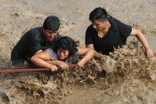 Người dân đu dây vượt lũ kinh hoàng ở Peru - ảnh 1