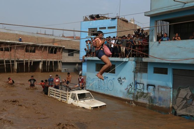 Người dân đu dây vượt lũ kinh hoàng ở Peru - ảnh 4