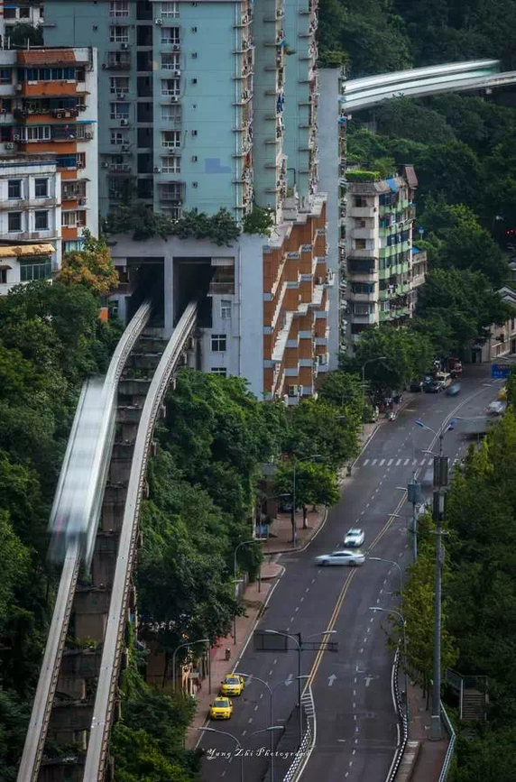 Lạ kỳ tàu hỏa đi xuyên qua chung cư - ảnh 3
