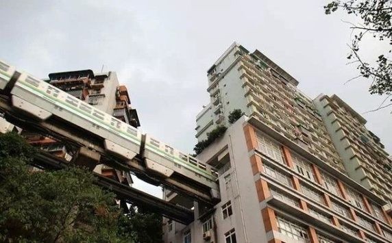 Lạ kỳ tàu hỏa đi xuyên qua chung cư - ảnh 4