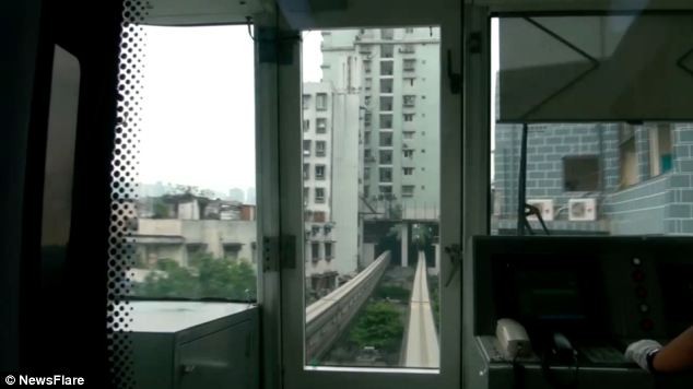 Lạ kỳ tàu hỏa đi xuyên qua chung cư - ảnh 5