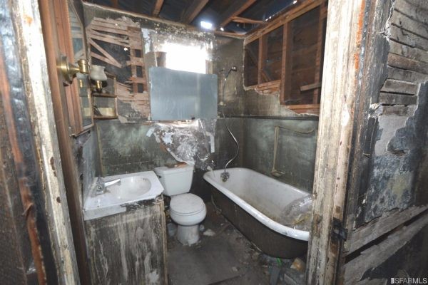 Cận cảnh căn nhà 11 tỷ đồng rách nát như ổ chuột - ảnh 4