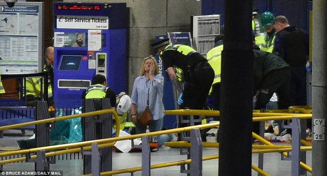 Sân vận động Manchester hỗn loạn sau vụ nổ nghi khủng bố - ảnh 4