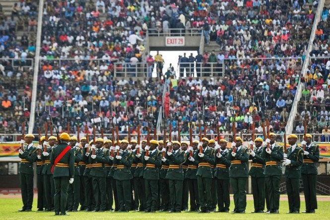 Người dân Zimbabwe reo hò mừng tân tổng thống nhậm chức - ảnh 7