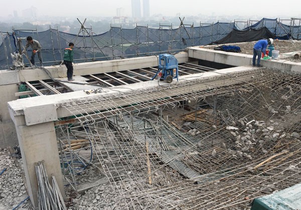 Đã phá dỡ gần 200m2 dầm, cột bê tông nhà 8B Lê Trực - ảnh 4