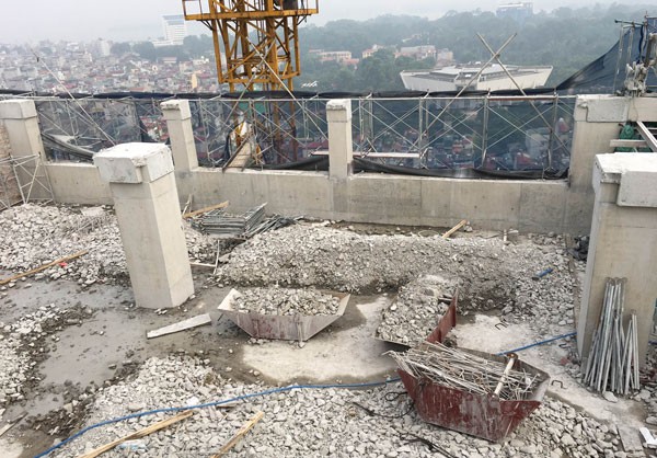 Đã phá dỡ gần 200m2 dầm, cột bê tông nhà 8B Lê Trực - ảnh 6