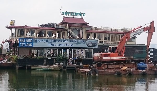 Du thuyền, nhà nổi Hồ Tây vẫn tấp nập trước 'lệnh cấm' - ảnh 2