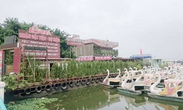 Du thuyền, nhà nổi Hồ Tây vẫn tấp nập trước 'lệnh cấm' - ảnh 6