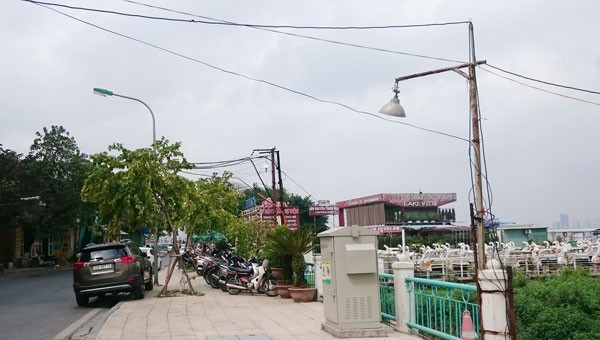Du thuyền, nhà nổi Hồ Tây vẫn tấp nập trước 'lệnh cấm' - ảnh 5