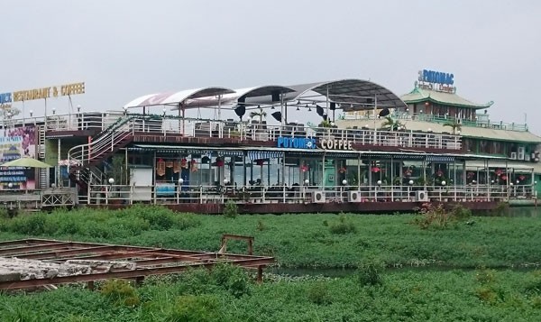 Du thuyền, nhà nổi Hồ Tây vẫn tấp nập trước 'lệnh cấm' - ảnh 4