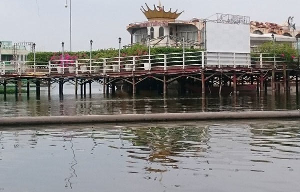 Du thuyền, nhà nổi Hồ Tây vẫn tấp nập trước 'lệnh cấm' - ảnh 7