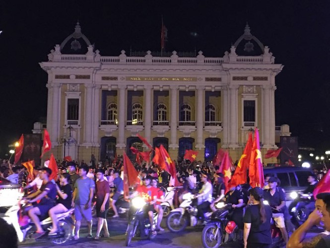 CĐV xuống đường ăn mừng chiến tích của Olympic Việt Nam - ảnh 6