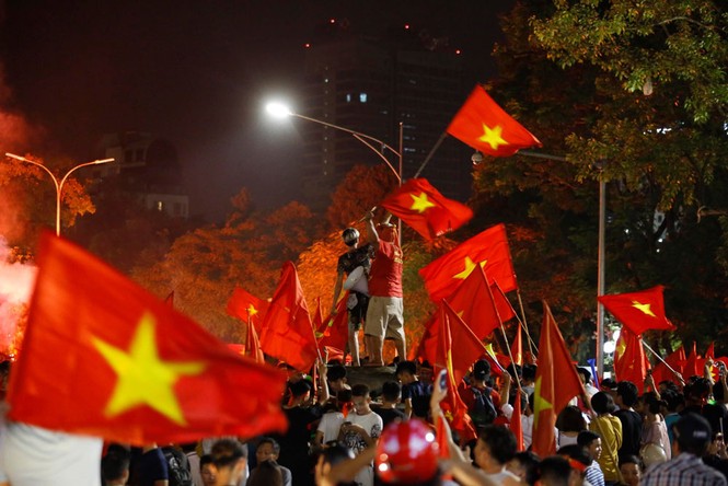 CĐV xuống đường ăn mừng chiến tích của Olympic Việt Nam - ảnh 4