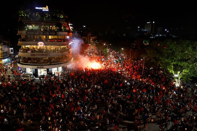 CĐV xuống đường ăn mừng chiến tích của Olympic Việt Nam - ảnh 24