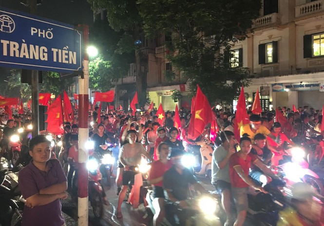CĐV xuống đường ăn mừng chiến tích của Olympic Việt Nam - ảnh 18