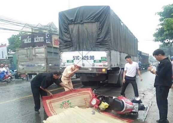 Phanh gấp, người phụ nữ ngã ra đường bị xe tải cán tử vong - ảnh 1