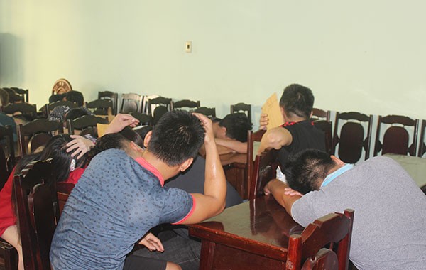 19 'kiều nữ' cùng hàng chục thanh niên phê ma túy trong quán karaoke - ảnh 1