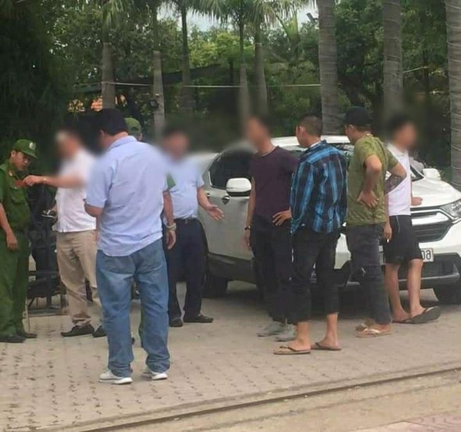Đình chỉ công tác 2 sĩ quan cảnh sát trong vụ giang hồ chặn xe chở công an - ảnh 1