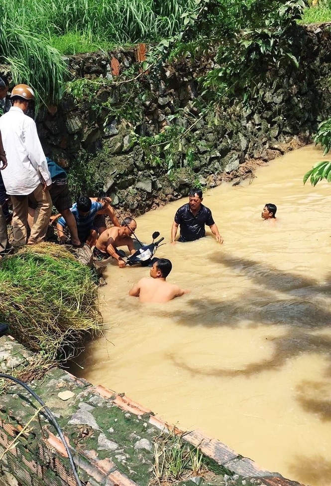 Lũ cuốn trôi một người dân ngay trên đường phố - ảnh 1