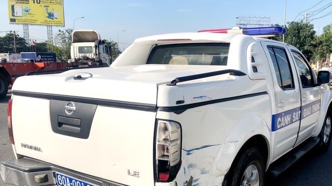 Dump truck driver crashes into police car in action movie chase - photo 2