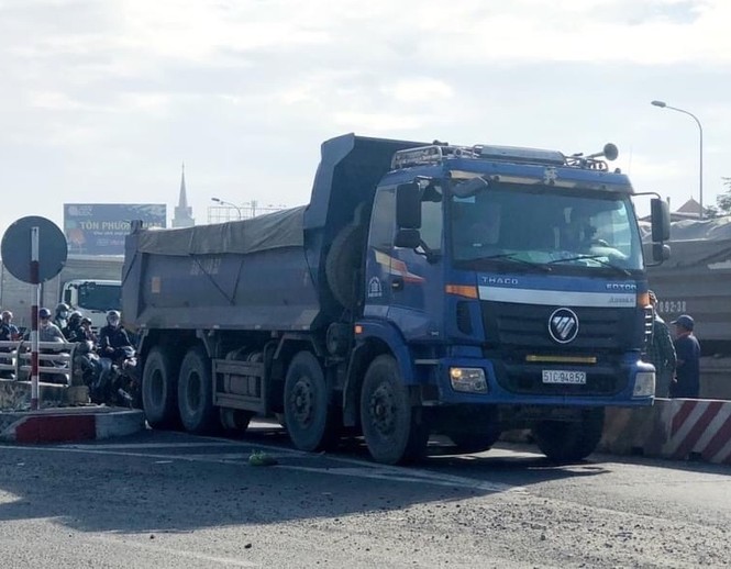 Dump truck driver crashes police car in action movie chase - photo 1