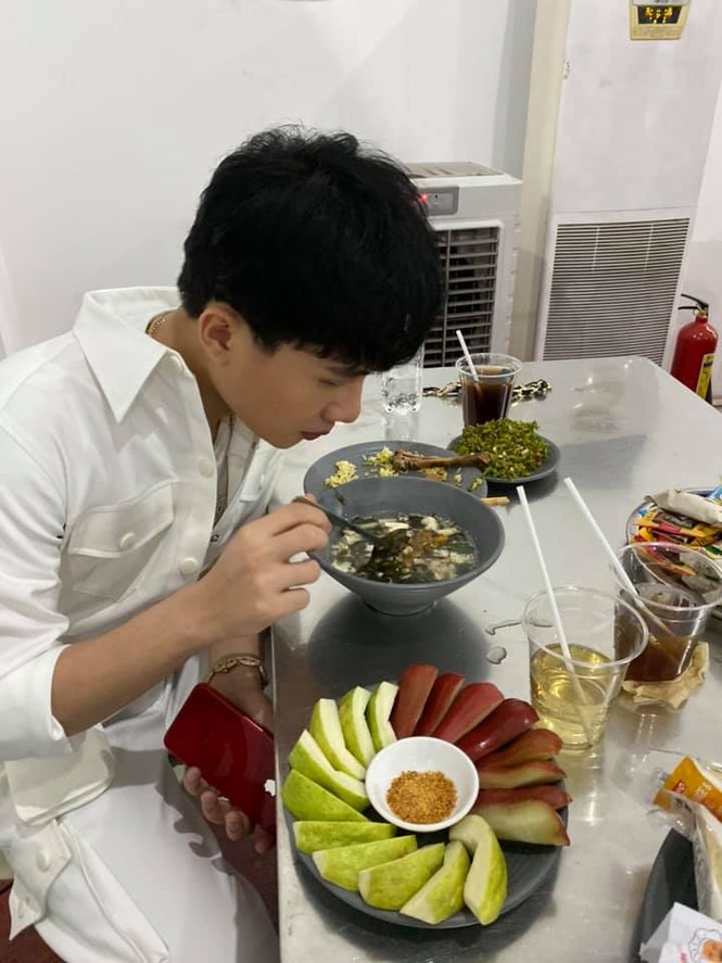 Jack được ê-kíp chăm sóc tận răng, nhưng Đom Đóm lại la ó vì điều này - ảnh 2